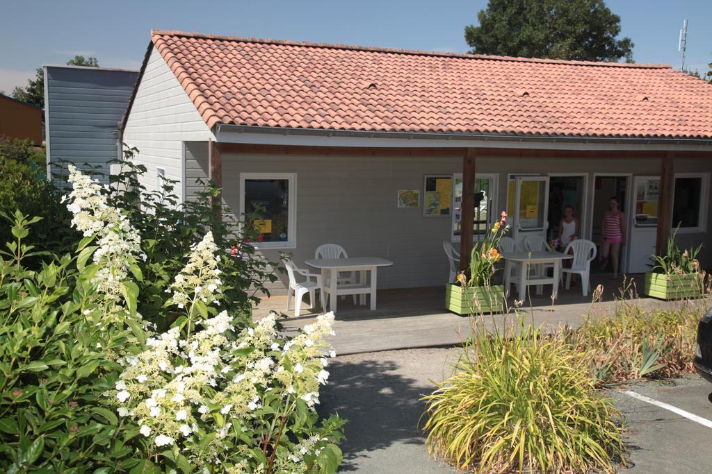 Camping Des Rulieres Hotel Saint-Valerien Bagian luar foto